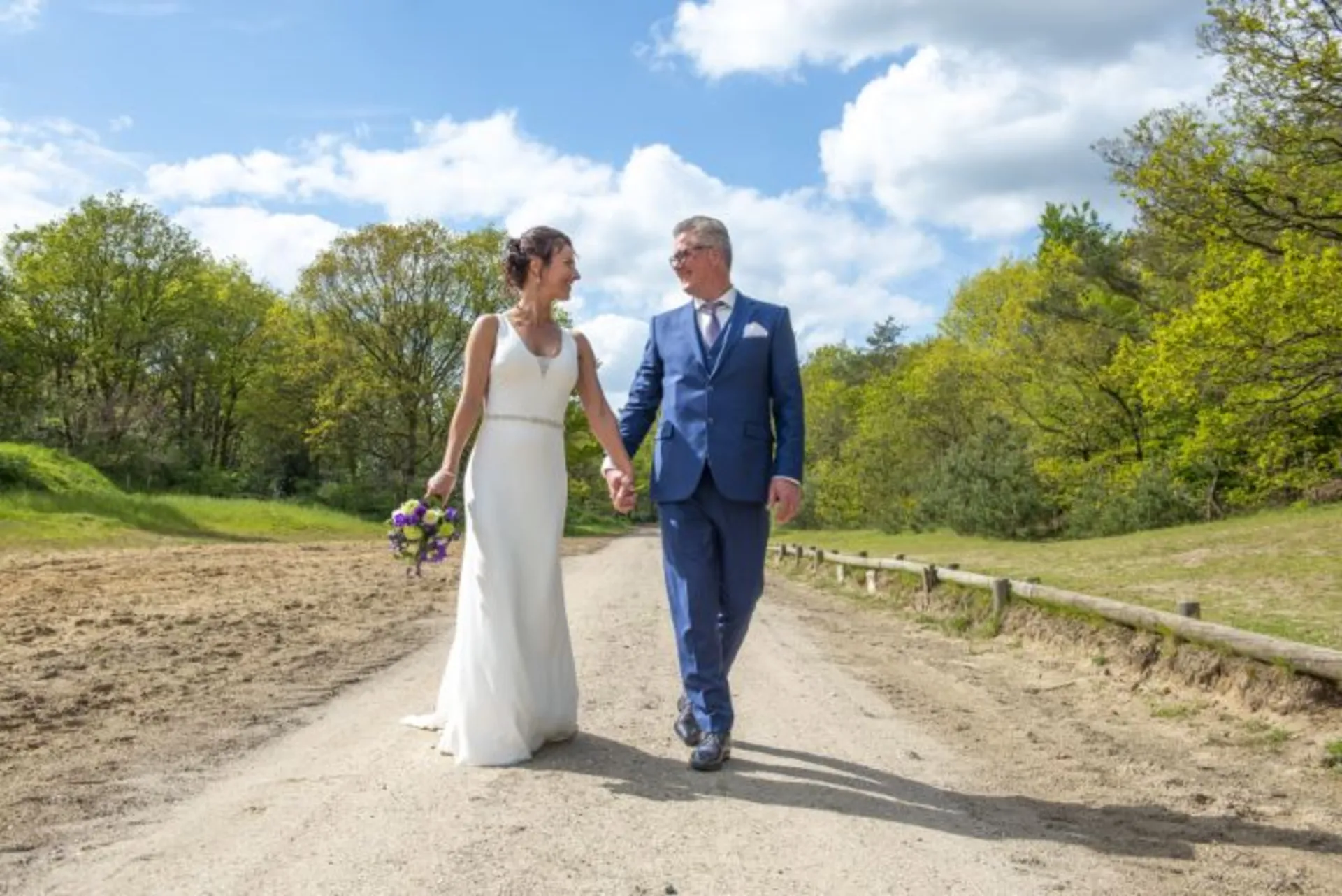 Bruidspaar op een zandpad